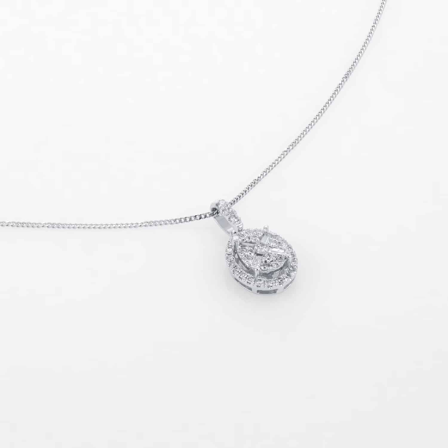 9ct White Gold 0.25ct Diamond Oval Cluster Pendant - Görsel 4